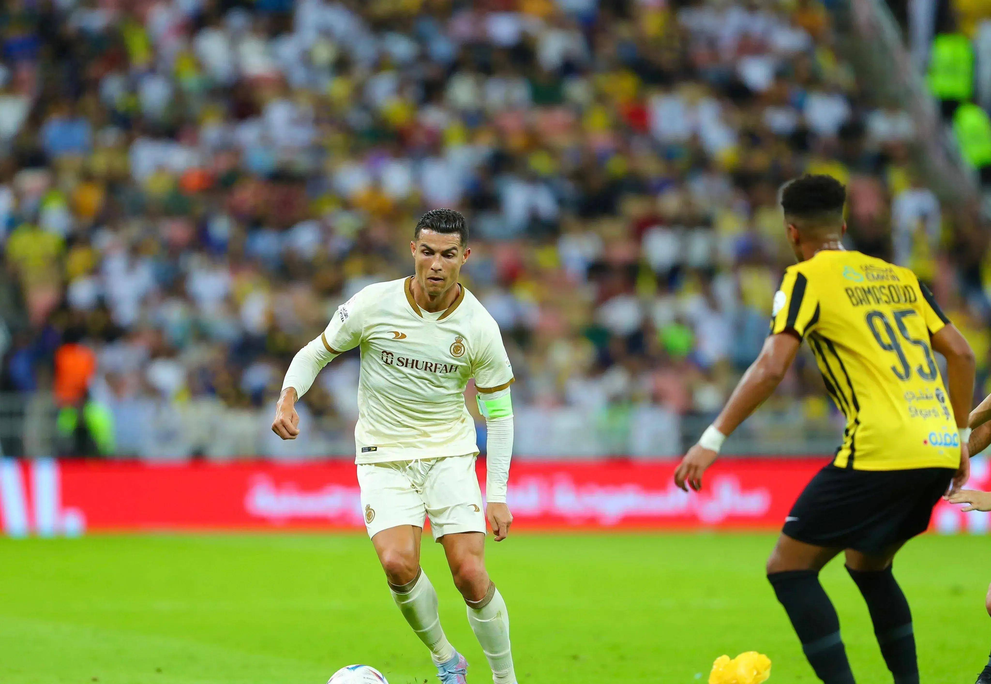 世界级球队争夺胜利！精彩足球战役引发观赏狂潮