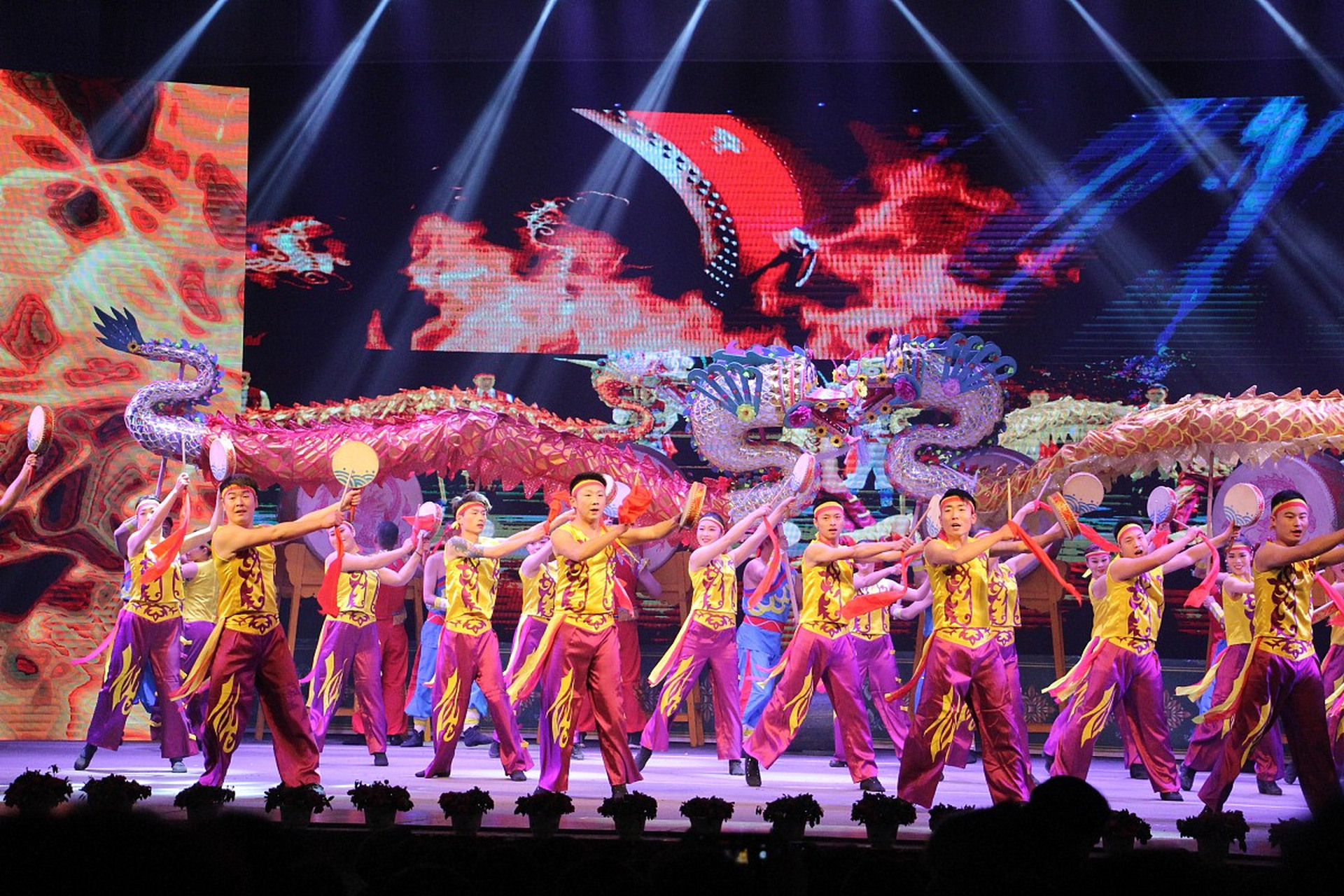 精彩比赛场面，观众尖叫声此起彼伏的简单介绍