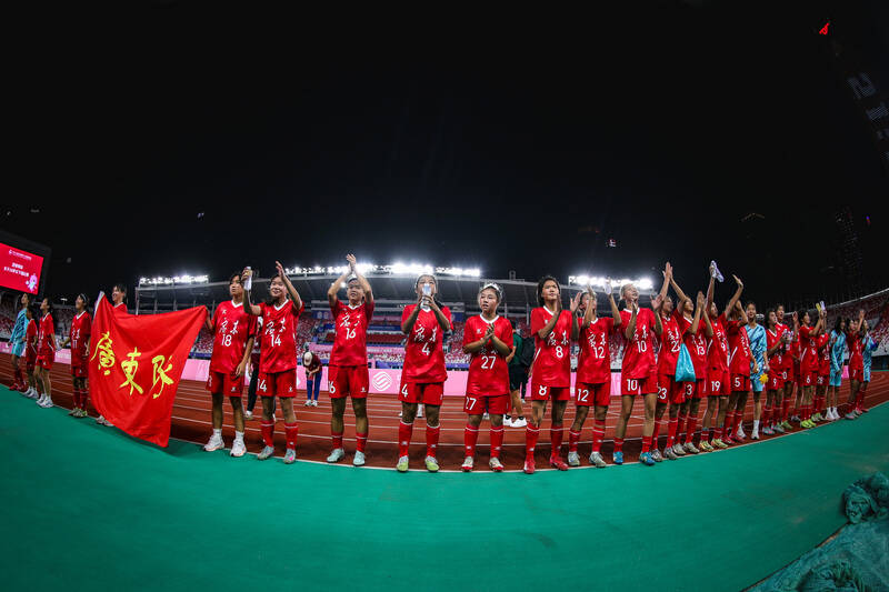 奋勇拼搏，中国女足再次勇夺冠军