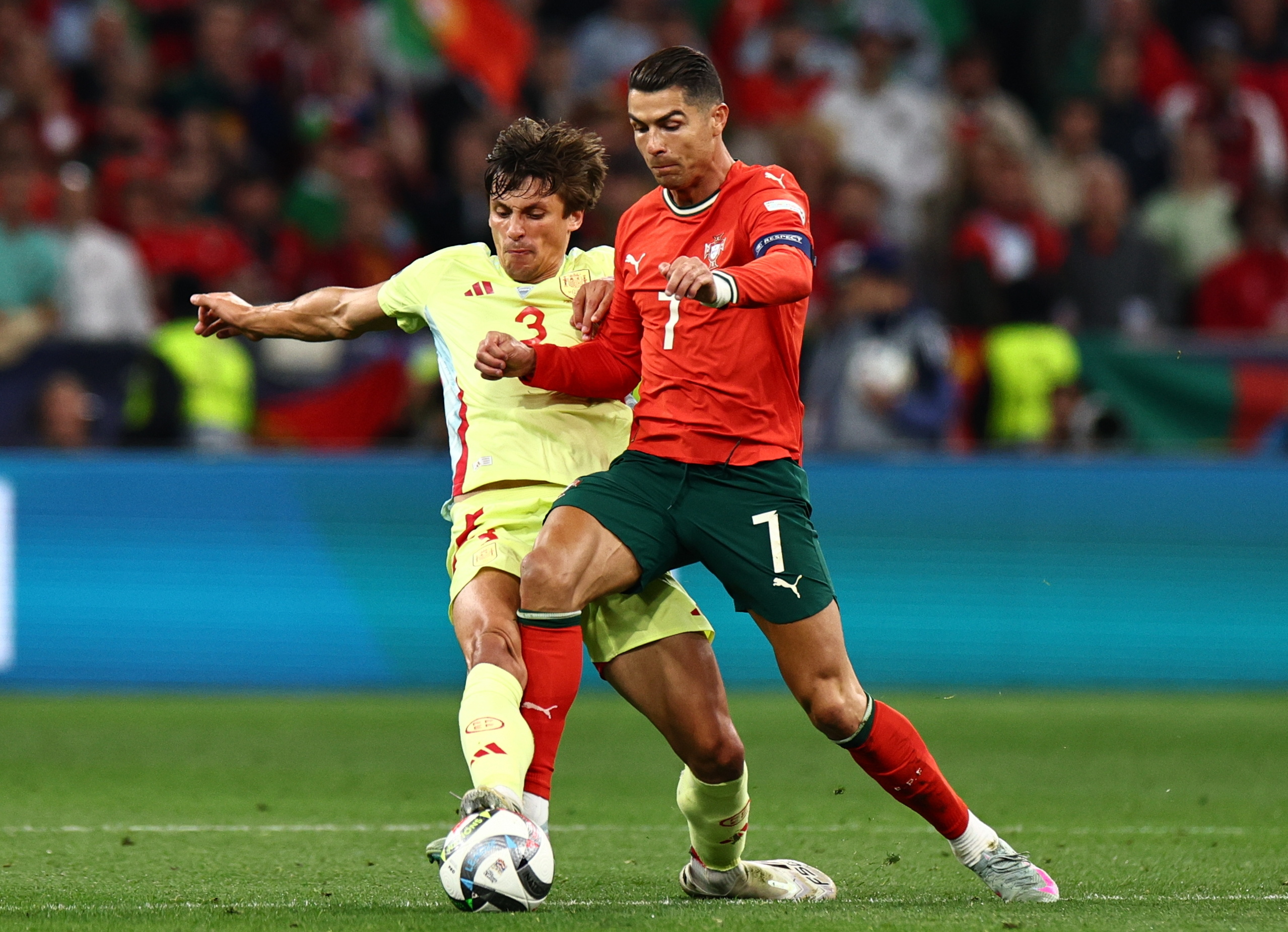 关于欧洲联赛局势激烈，国家队抢夺胜利晋级下一轮的信息