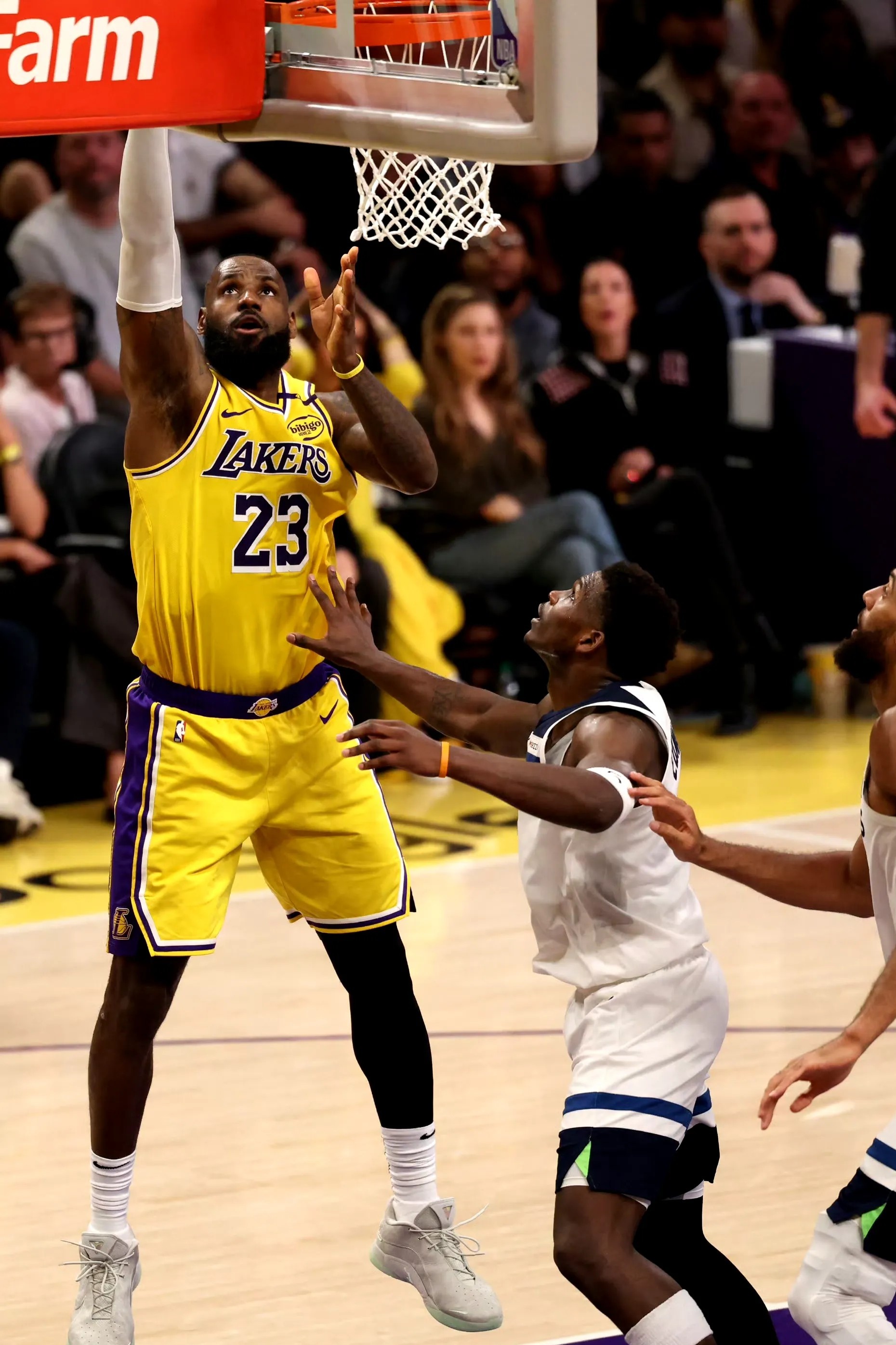 湖人队客场告捷，复仇森林狼