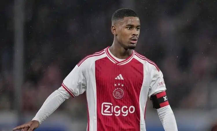 阿贾克斯青训球员崭露头角，助球队取胜