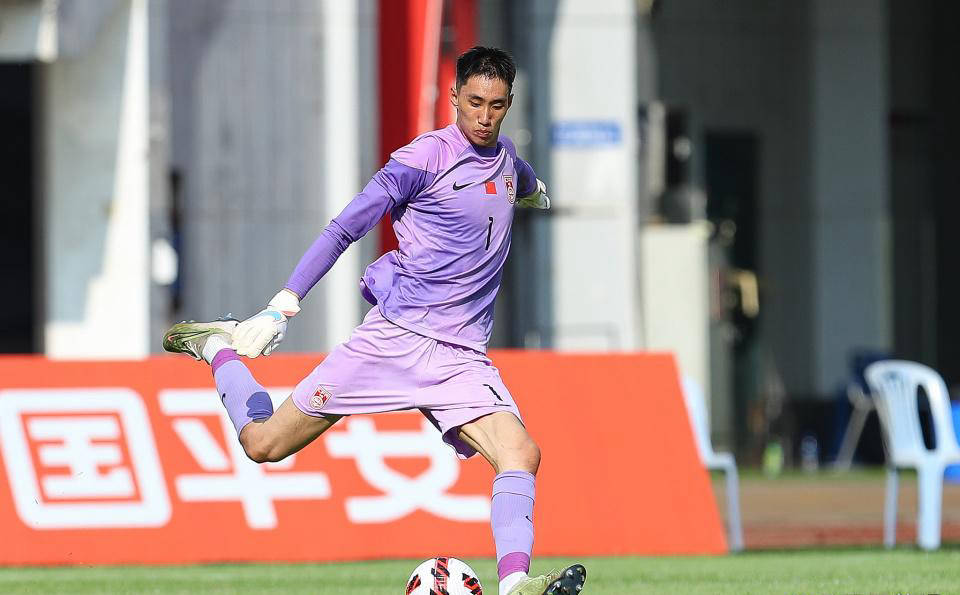 开云体育网站-包含神奇瞬间！守门员出奇制胜成功扑出关键球的词条