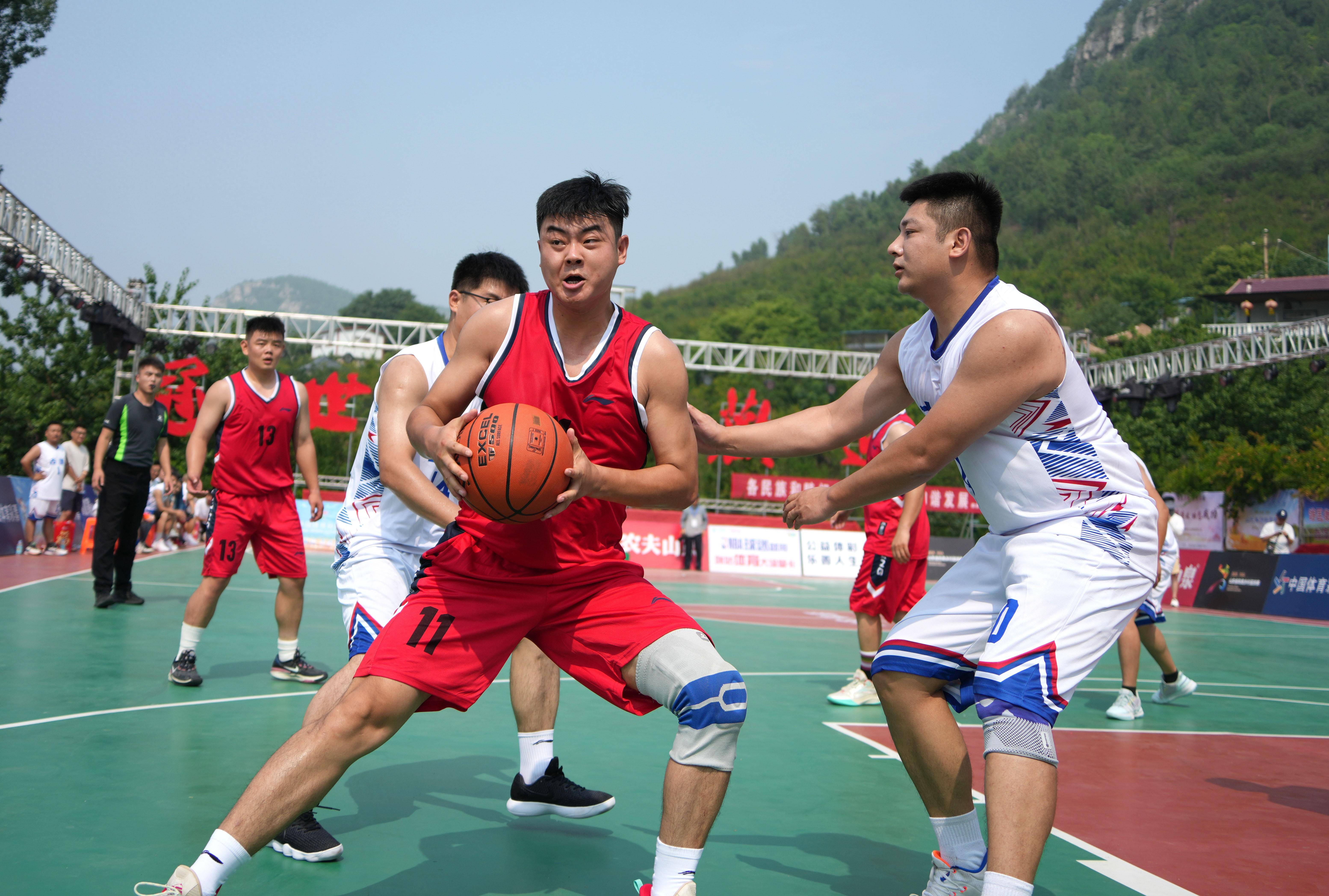 一场精彩的篮球比赛在中国篮球联赛上演