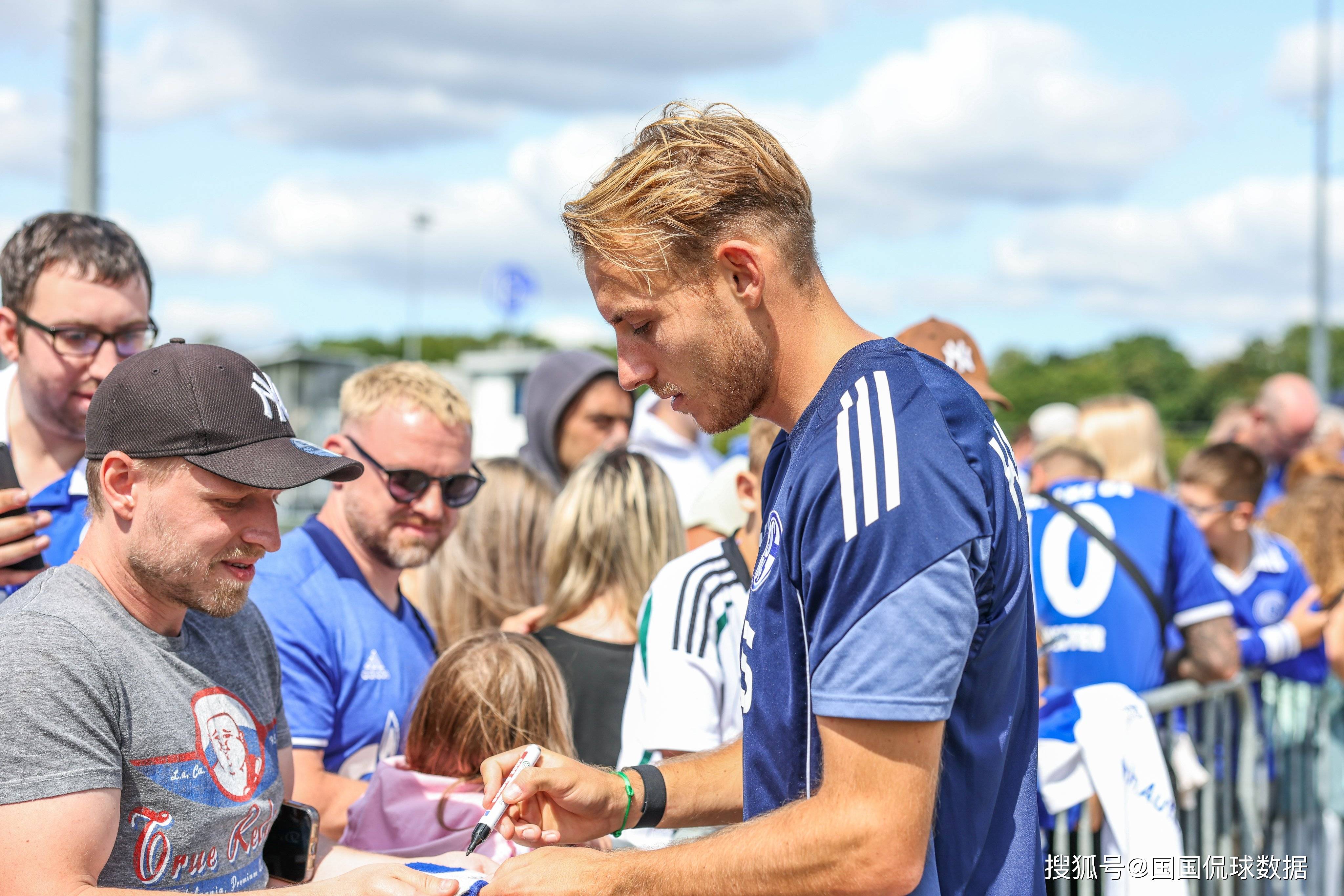 沙尔克在赛季首战大获全胜，势不可挡