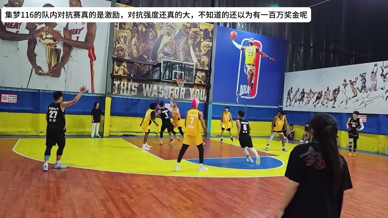 顶级俱乐部全力备战，球场上演精彩对抗的简单介绍