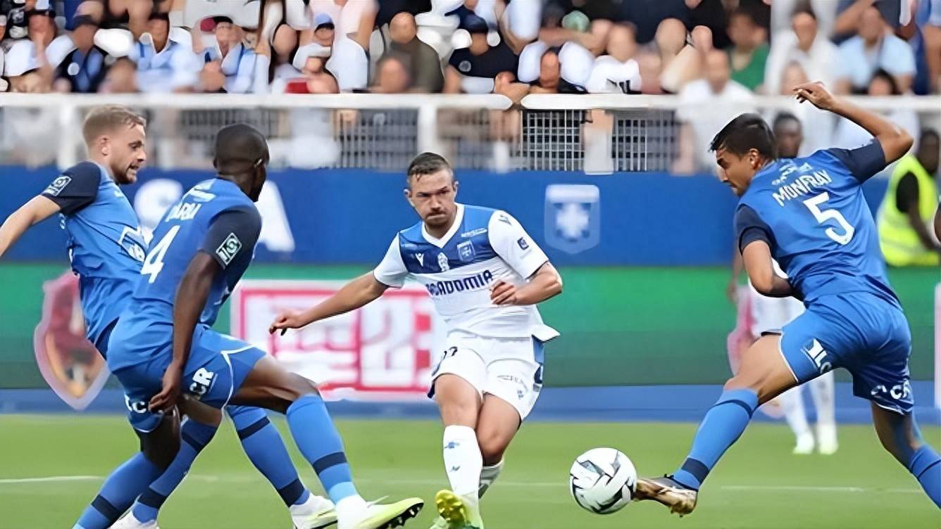 开云体育-新援表现令人期待，球迷心热不减