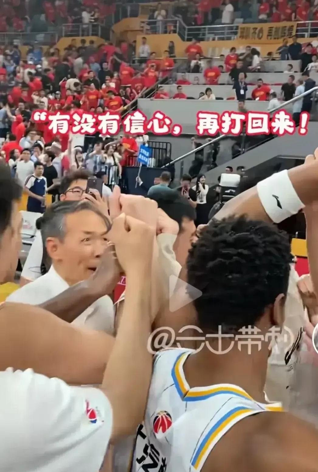 体育比赛中的感人瞬间赢得全场掌声