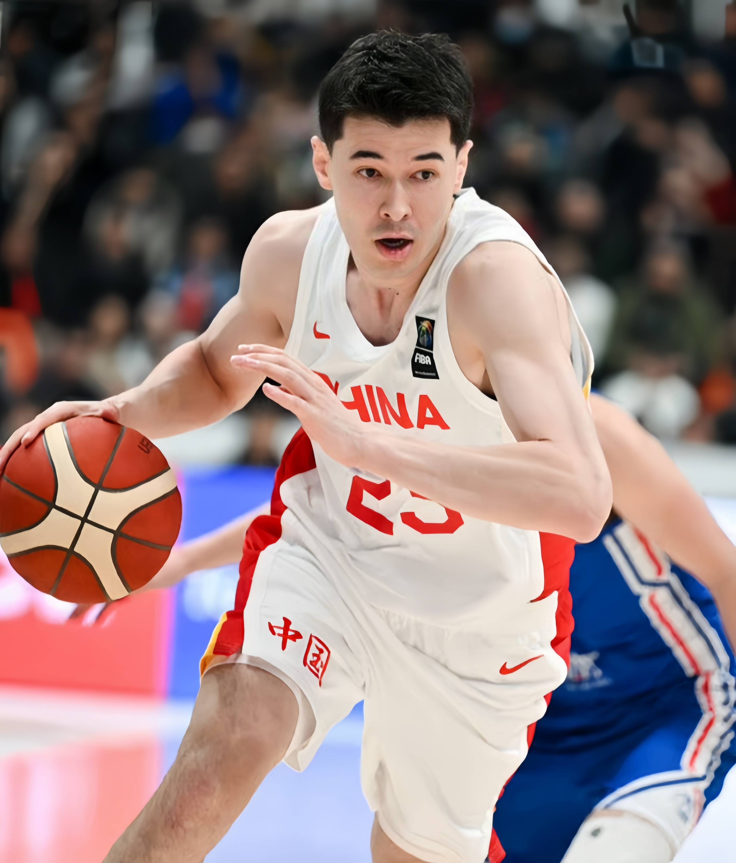 开云体育亚洲官网-篮球赛场上球员展现出色表现，备受关注