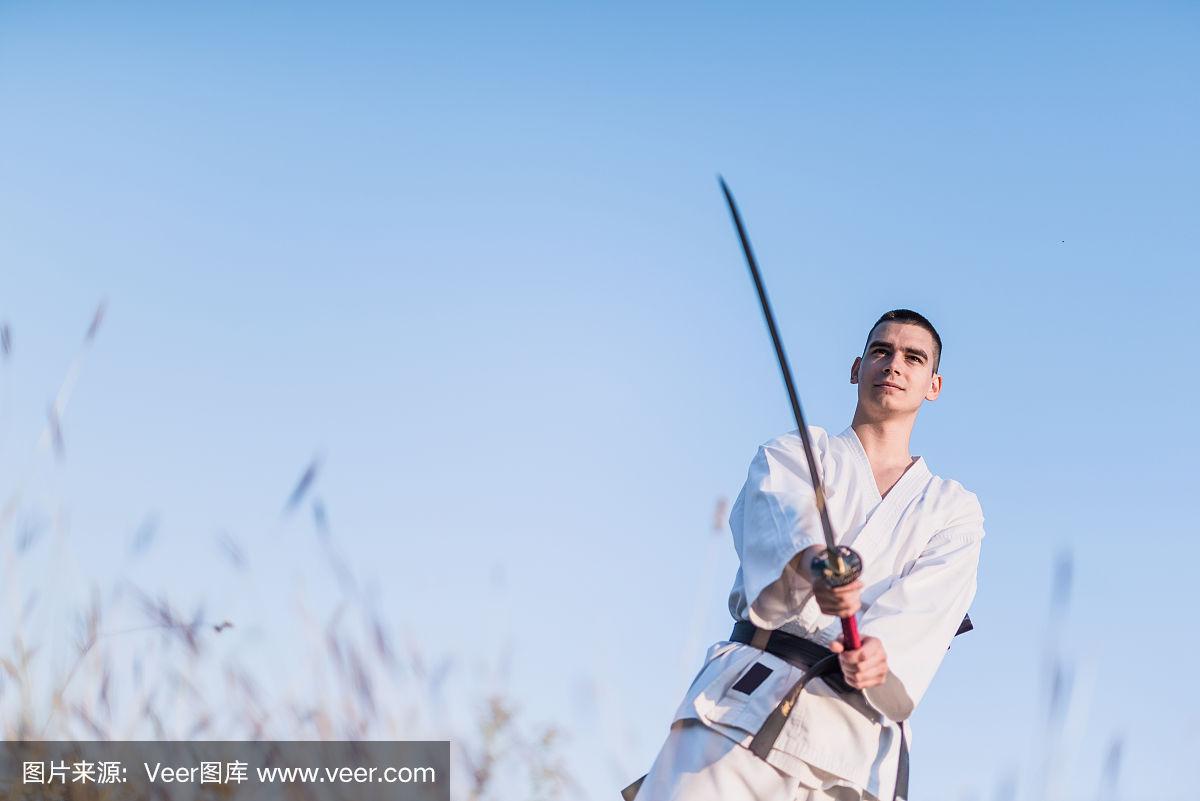 武士对决：球场上的对决犹如武林高手较量