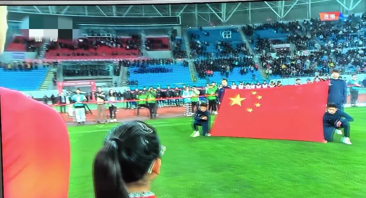 开云体育平台-比赛中发生激烈对抗，球员体现出顽强拼搏精神